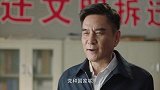 大妈带着儿子大闹拆迁办，非要政府多补偿一套房子