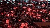 芭莎慈善夜，肖战带金丝眼镜演唱着《满足》！有故事有意义的歌