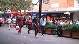 故意伪装成树人恶搞路人，街上充满了欢笑