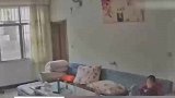 幸好没坐在窗户边，不然可能受伤了