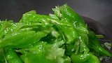 青椒炒皮蛋_在家试一试好不好吃你们说了算