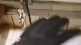 男子将手套脱下后，直接泡在热水里
