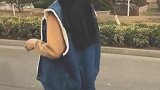牛仔羊羔毛马甲内搭卡其色卫衣裙，小姐姐头戴黑色贝雷帽，真好看