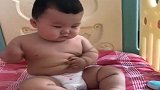 宝宝突然摸到自己肚子上肉，接下来一幕，差点笑岔气了!