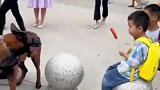 上班警犬眼馋小朋友手中烤肠，下班后警察叔叔立刻给安排上。