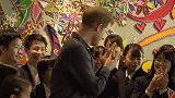 求生欲满分！哈里王子访日本被女学生夸“好帅” 赶忙亮出婚戒