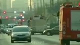 史上“最牛”消防车，出任务遇到警车豪车堵路，直接上演生死时速