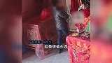 男子从功德箱偷钱边向佛像作揖，知情者：只偷了几包烟