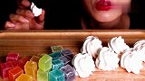 五颜六色的琥珀糖，纯色蛋白糖，你更喜欢哪一种糖的咀嚼声