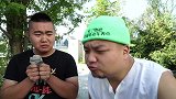 两个二货街上套圈圈骗人钱财，结果反被坑！笑死个人