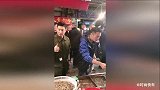 谢霆锋潘玮柏现身买海鲜，两大男神被大妈围观气氛好夸张