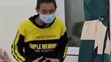 新疆学生给支教老师表演扭脖子
