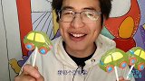 眼镜哥吃趣味零食“碰碰车棒棒糖”，绿身黄窗蓝车轮，酸甜好粘牙