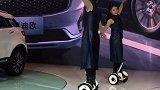 车展上的平衡车舞蹈，动作简单但技术含量高，皮衣小姐姐太霸气了