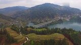 航拍贵州大山里的高速公路，两边的景色青山绿水，欢迎来贵州游玩