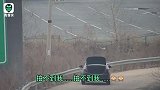 现实版“掩耳盗铃”，黑龙江一男子打开后备箱高速公路上倒车