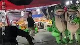 爷当街炸爆米花，一群小青蛙看热闹，下一秒被吓蜕皮