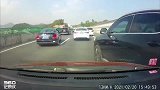 碰上这种加塞狗，一点不能惯，行车记录仪拍下超解气一幕