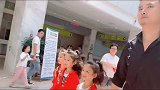 爸爸带着刚表演完的三胞胎女儿去医院，一天到晚为了孩子奔波啊