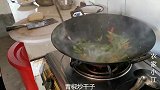 安徽农村美食，4菜一汤：青椒炒干子、鸡蛋豆腐汤，老爸白酒1杯