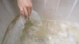用两盒香烟换得几朵大水母，表嫂拿来做刺身！冰凉爽脆很美味