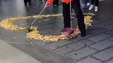 女子街头摆爱心花瓣，以为环卫大爷来砸场，没想到是救场