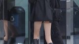 小姐姐走路撞玻璃上，好朋友的反应太真实了