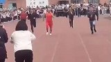 校长在运动会上接力冲刺夺冠，老师的饭碗保住了