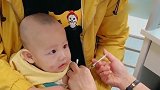爸爸带小宝宝去打针，没想到扎了一针后宝宝居然是这表情