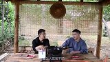 小伙用牛粪涮火锅，喝一口唇齿留香，这味道真是太迷人！