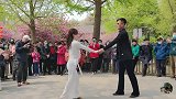 吉特巴《月下情缘》双人对跳，节奏动感，两位老师配合默契