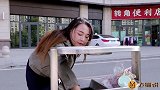 孙女收集鸡骨头为奶奶庆生，只因奶奶爱吃，真是这样吗？