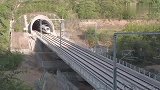 用大疆灵拍摄西兰高铁瞬间穿越宝鸡玉泉山谷几秒钟的慢速播放画面
