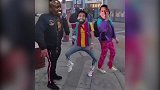 赢球心情好！网友恶搞利物浦三箭头 街头疯狂尬舞