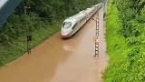轨道被水淹没，高铁仍照常通过