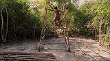 厉害！小伙在山上自建风车房子，网友：有车有房找媳妇不愁了