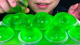 吃冰冻绿色半圆球空心冰块，听脆脆的声音与喝水声！