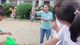 球从下面往上冲，小妹的讲解不一会就被笑声“淹没”了