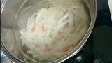 一个白萝卜半碗肉馅儿，农村妈妈一切一焯，鲜美可口，简单好吃