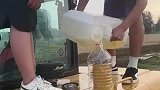 工地上的卧龙凤雏啊，这样给挖掘机加油