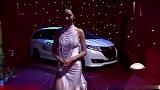 王祖蓝身材不高大，妻子却美艳如花，上演童话爱情