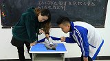 学渣上课偷吃辣条，为了不让老师发现，变成袖珍人在桌兜里吃