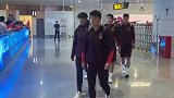 国足众将抵达重庆 仍有不少球迷现场等候高喊加油