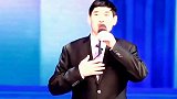 大衣哥现身亲家回门宴，又献歌又敬酒，场面十分热闹