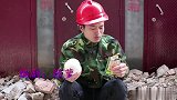 包工头拖欠工资，农民工偶遇董事长，结局解气