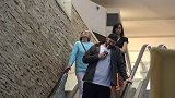 帅哥在电梯上把腿抬起，用吸管发出放屁的声音，坏坏的恶搞！