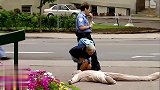 这个警官真会玩，路人都看傻了