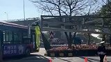 小货车载着超长铁架，民警为其保驾护航