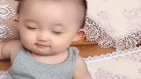 宝宝太聪明了，用障眼法迷惑妈妈，然后去钱包里拿钱！