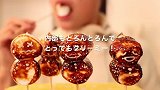 小姐姐吃的是烤小雪人棉花糖哦，看起来很甜的样子嘛